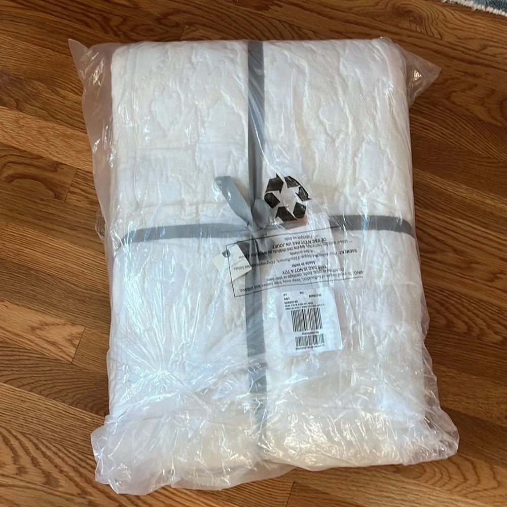 Anthropologie Amelia Quilt Size King Ivory